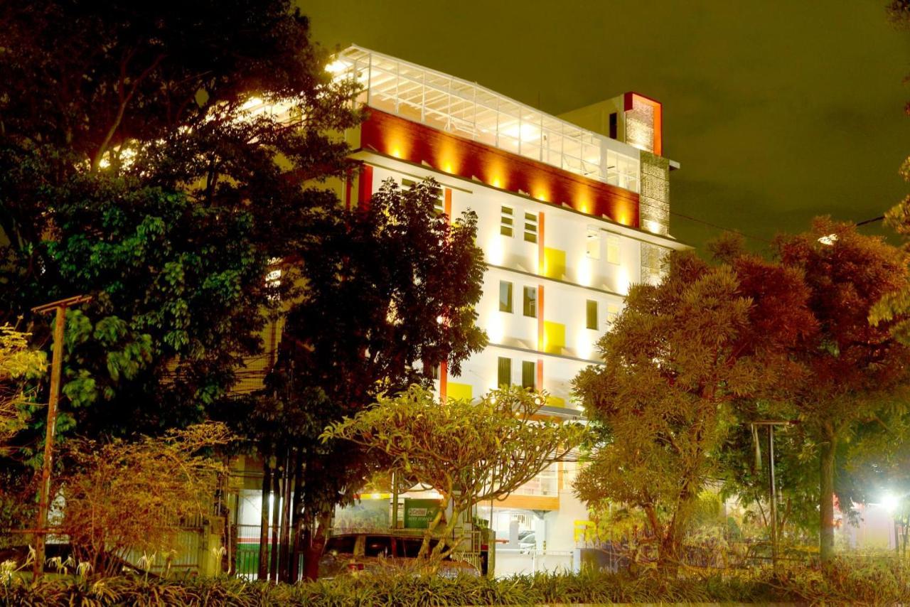 Front One Hotel Pasir Koja Μπαντούνγκ Εξωτερικό φωτογραφία